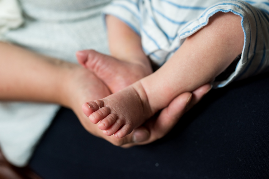 newborn baby feet photos at home